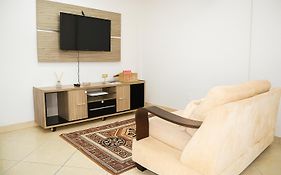 Dois quartos Cozinha completa Wi Fi Self check in com senha Central e perto de tudo a 4,4Km da Rodoviária e 15,4 km do Aeroporto Apartamento 301